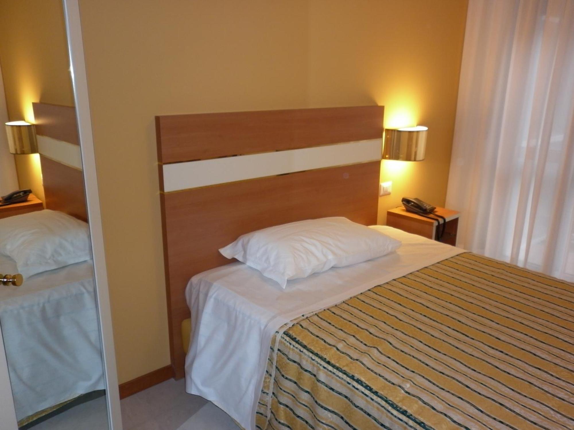 Hotel Gf Cesano Boscone Exterior foto