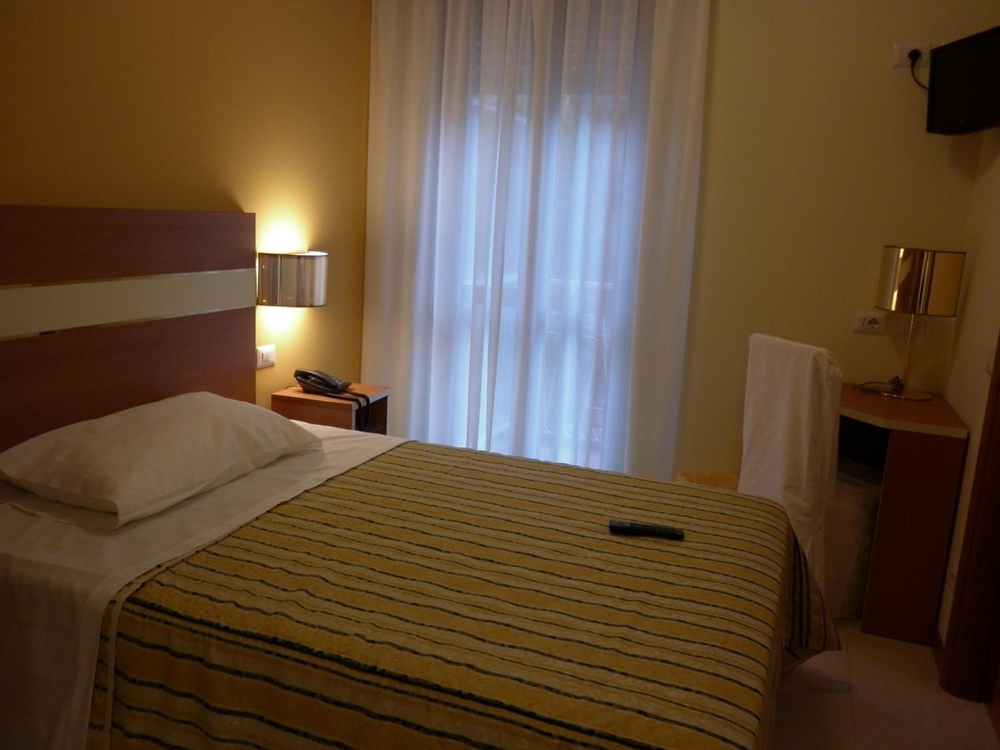 Hotel Gf Cesano Boscone Exterior foto