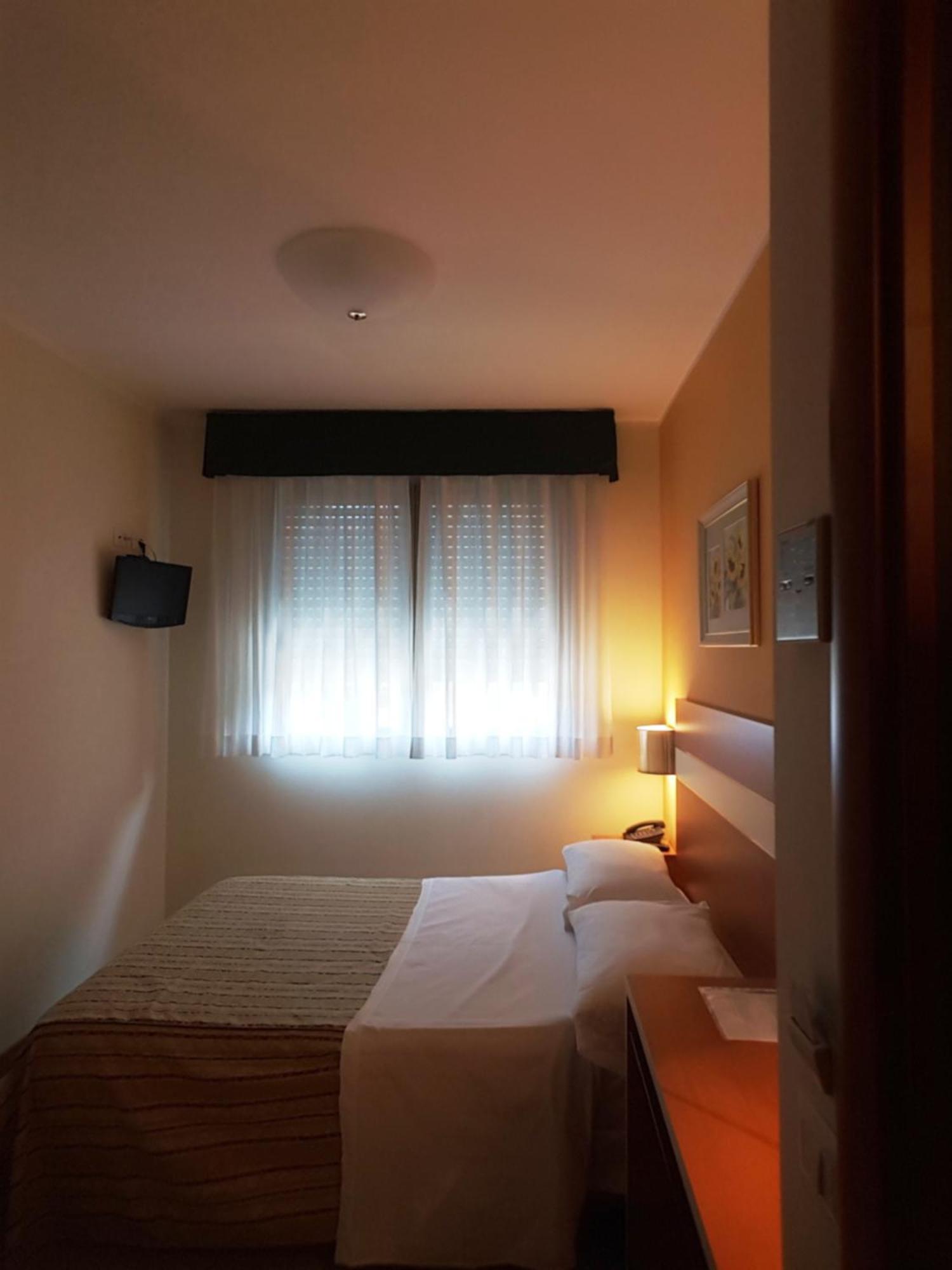 Hotel Gf Cesano Boscone Exterior foto