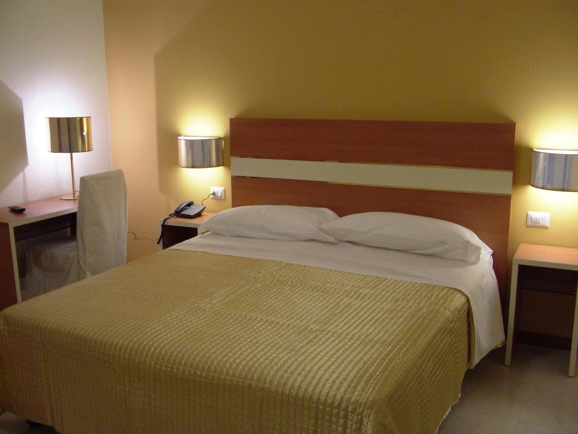 Hotel Gf Cesano Boscone Exterior foto