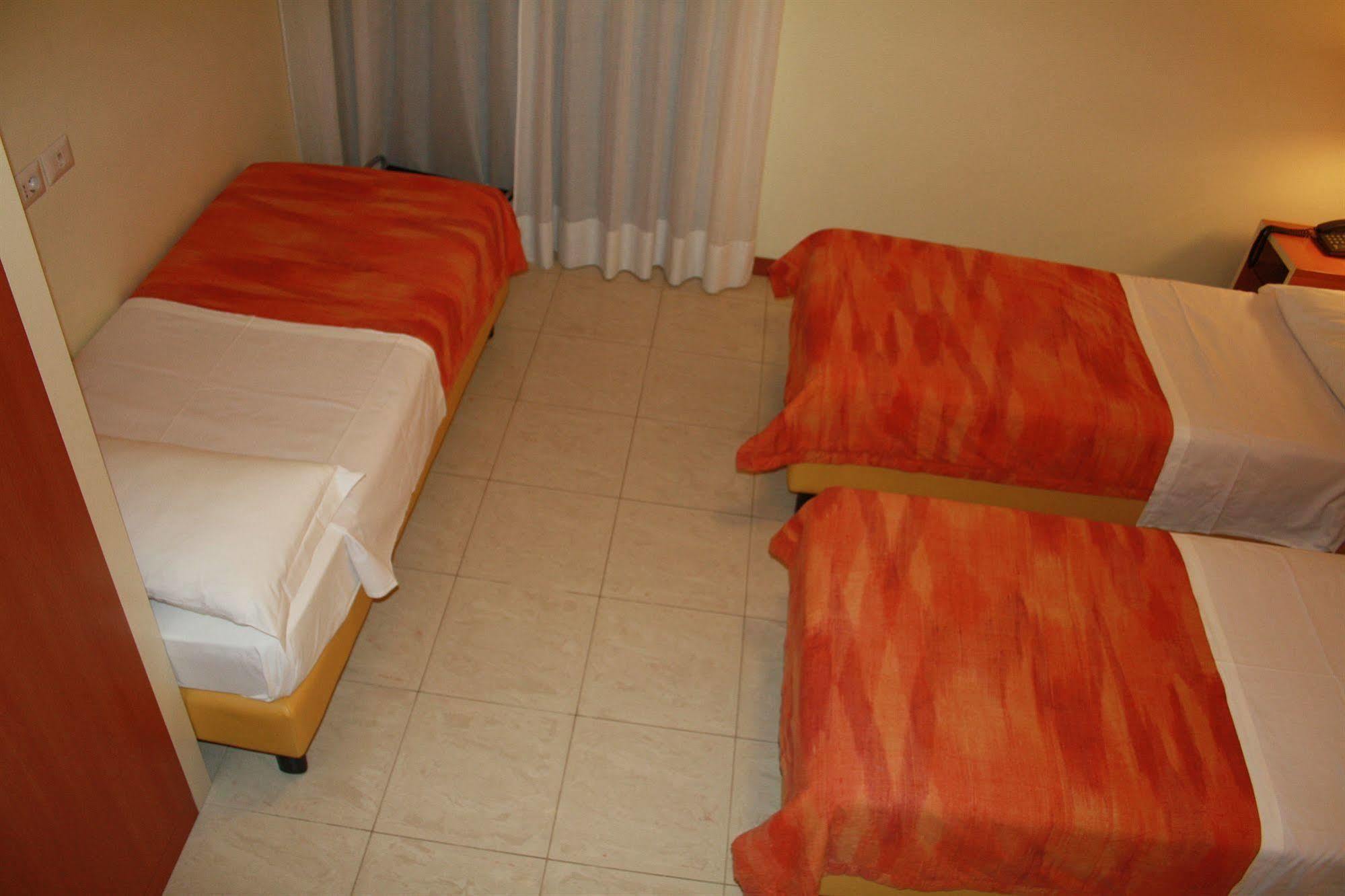 Hotel Gf Cesano Boscone Exterior foto