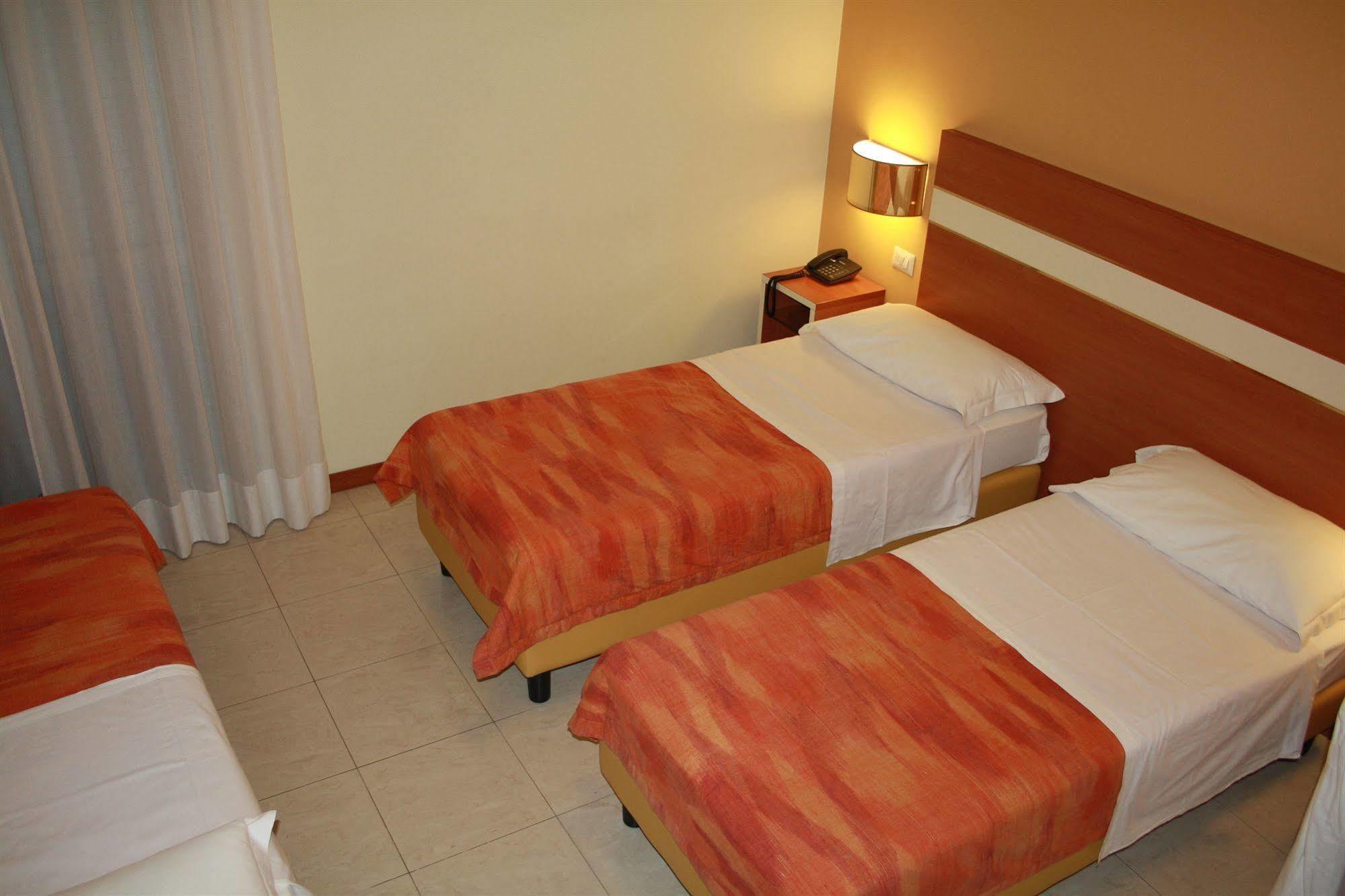 Hotel Gf Cesano Boscone Exterior foto